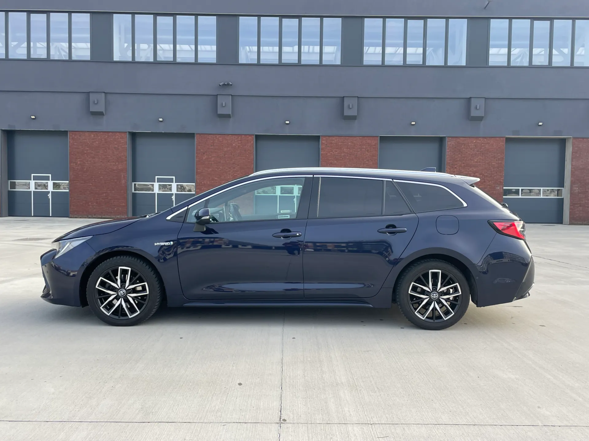 прокат Toyota Corolla Combi Touring Sport 1.8 Hybrid фото 5